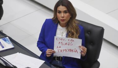 La diputada de Alianza Republicana Nacionalista (Arena), Marcela Villatoro, sostiene un cartel contra la reforma constitucional.
