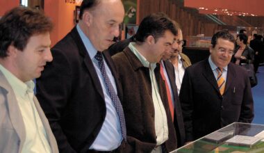 Santos Cerdán observa una maqueta del proyecto empresarial de Antxon Alonso en 2007 junto al alcalde de Milagro de la época, Esteban Garijo (en el centro de la fotografía).