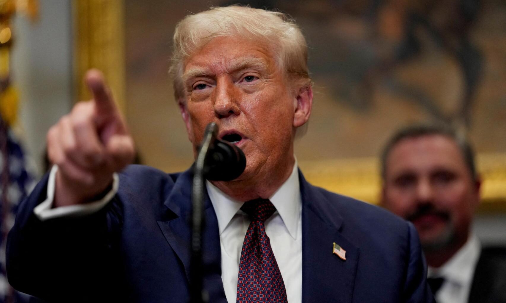 Donald Trump pronuncia un discurso en la Sala Roosevelt de la Casa Blanca.