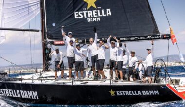 La tripulación de Estrella Damm celebra la victoria.