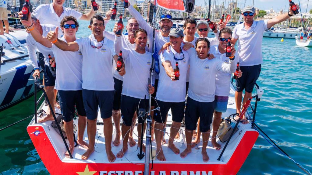 El equipo Estrella Damm celebra la victoria.