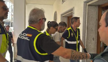 El presunto autor de la muerte Ilham en Don Benito (Badajoz), junto a los agentes de la Policía Nacional.