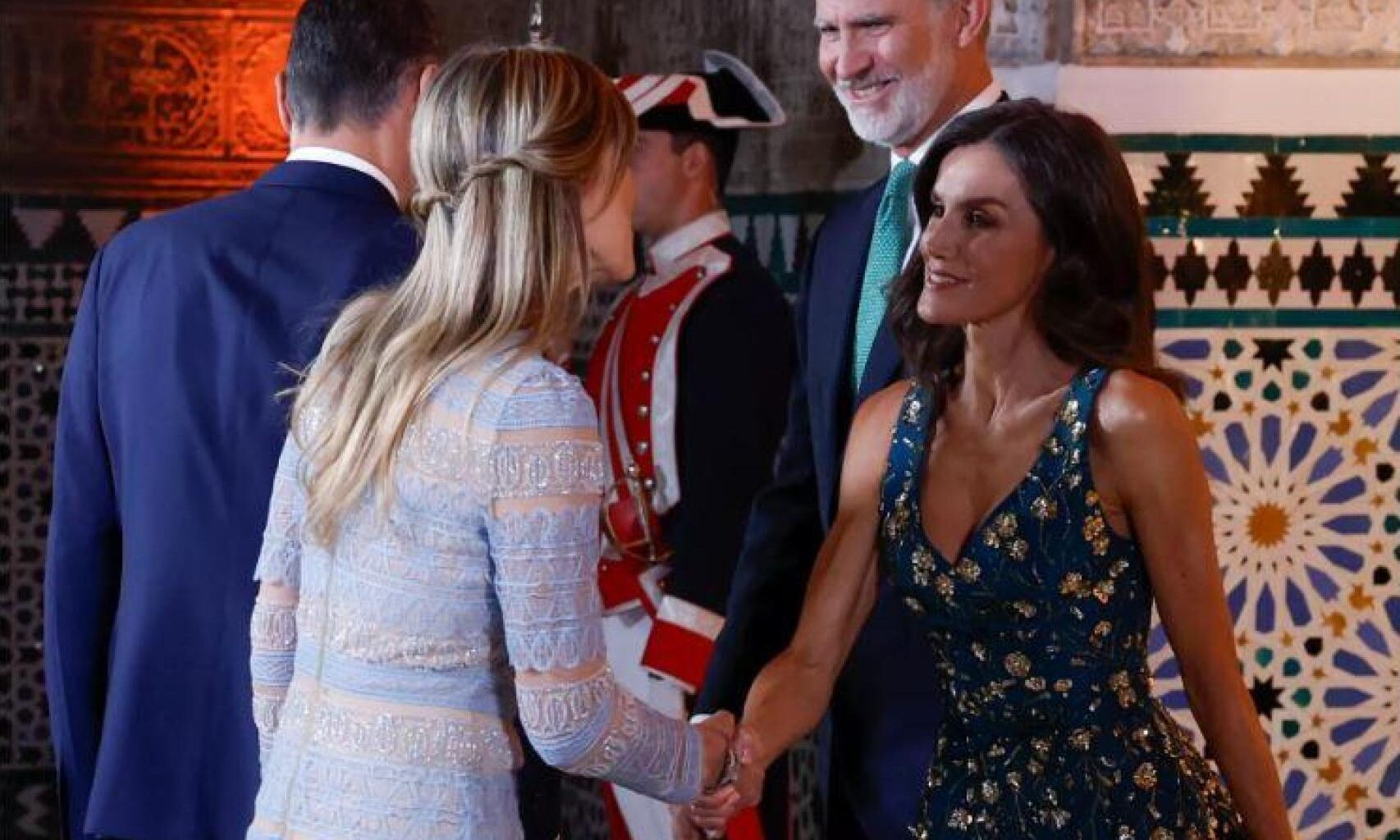 Begoña Gómez saluda a la reina Letizia el pasado 30 de junio en Sevilla con ocasión de la IV Conferencia Internacional sobre la Financiación para el Desarrollo de Naciones Unidas./