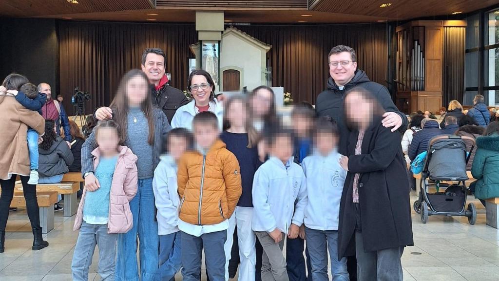 Gabriel junto a sus hijos, su mujer y su hermano Juan María.
