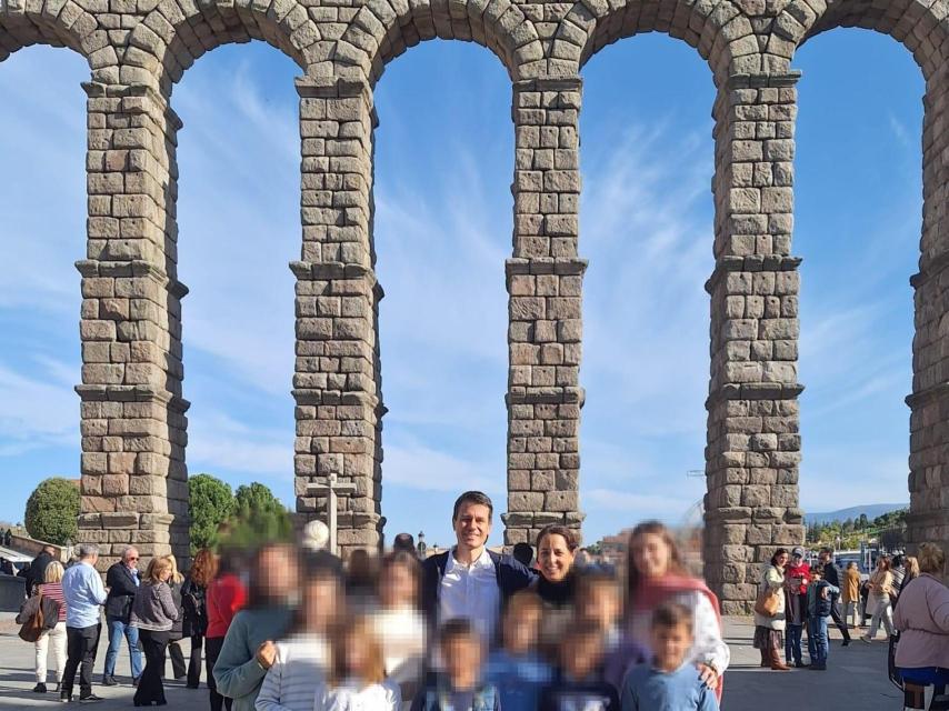 El matrimonio junto a sus hijos en el 45 cumpleaños de Miriam.