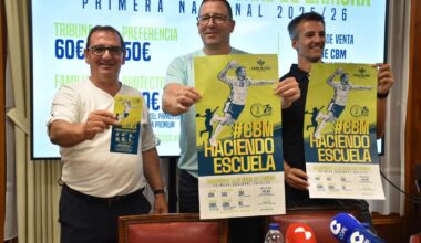 Narciso Prieto, director de comunicación de Caja Rural de Zamora; Iñaki Gómez, presidente del Balonmano Zamora y Guille García, capitán del primer equipo