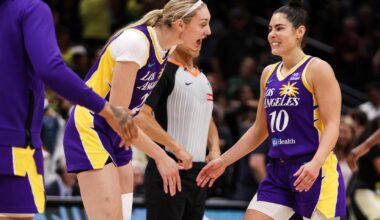Las jugadoras de los Los Angeles Sparks Kelsey Plum y Cameron Brink durante un partido de la WNBA