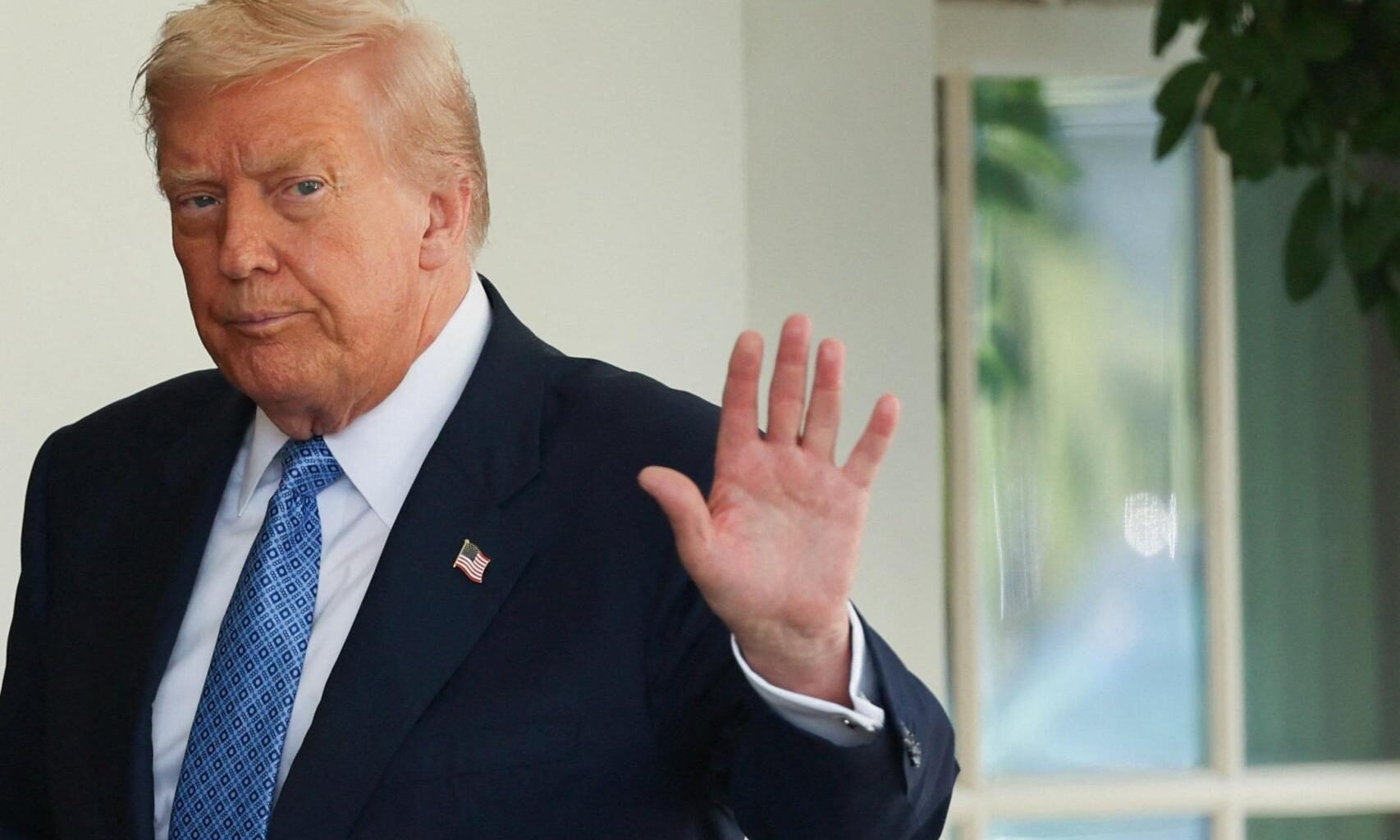 Donald Trump gesticula tras dar la bienvenida al primer ministro de Armenia, Nikol Pashinyan, a la Casa Blanca, el 8 de agosto de 2025.