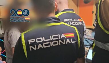 Agentes de la Policía Nacional durante el registro en el domicilio de la detenida.