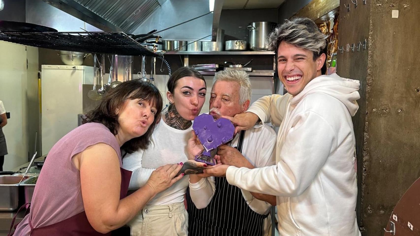 Los propietarios del restaurante con el premio