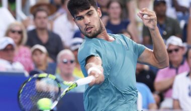 Carlos Alcaraz golpea a la pelota en el partido de semifinales ante Zverev.