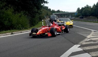 El monoplaza circulando por la carretera escoltado por deportivos