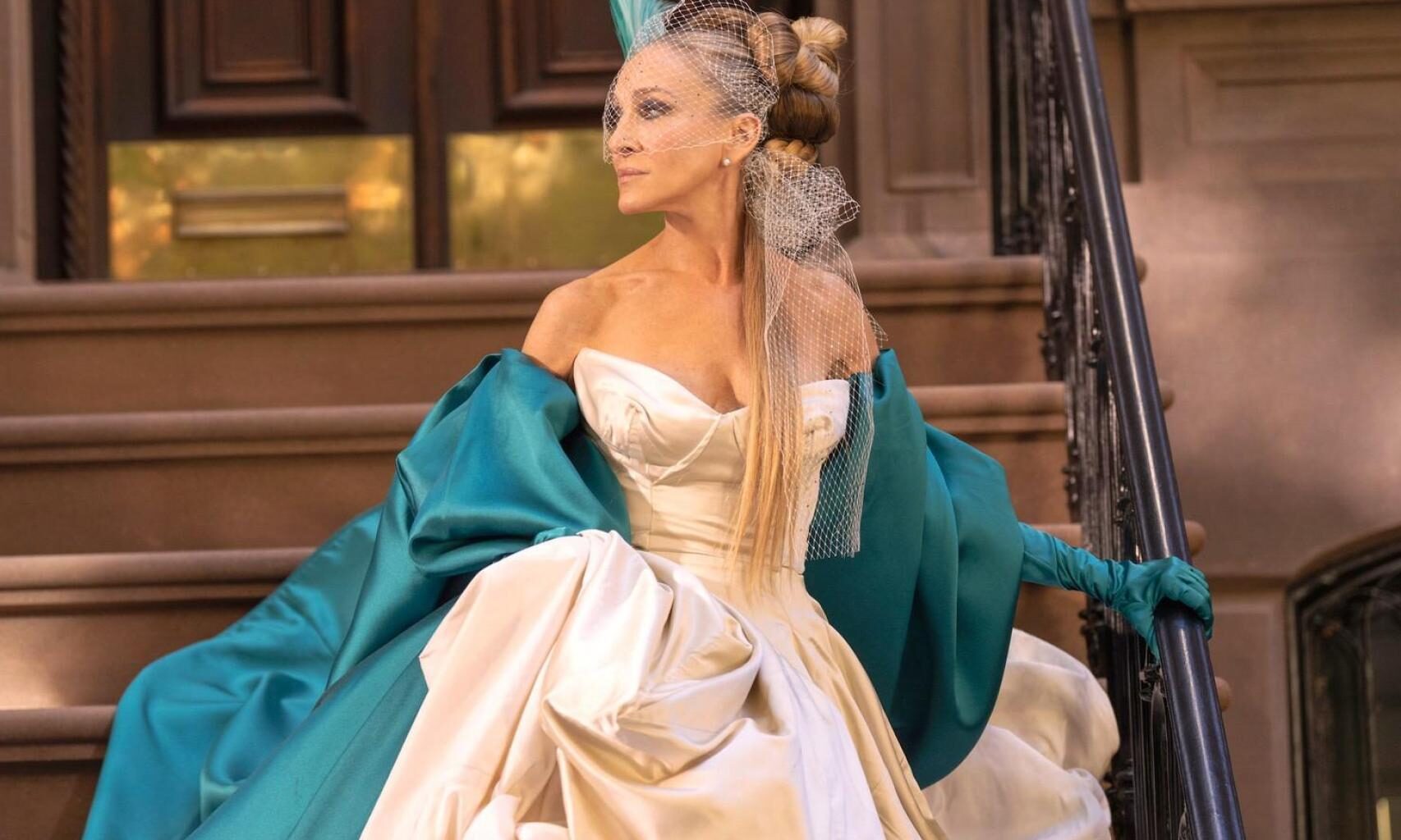 La actriz Sarah Jessica Parker interpretando a su personaje estrella, Carrie Bradshaw.