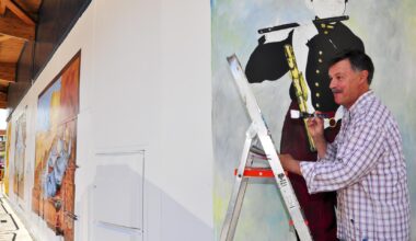 Manuel Ojeda pintando el mural de la estación de autobuses de Torrejón de Ardoz en 2011.