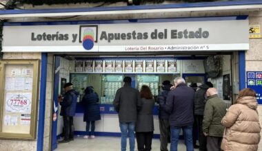 Fila en Lotería del Rosario para comprar.