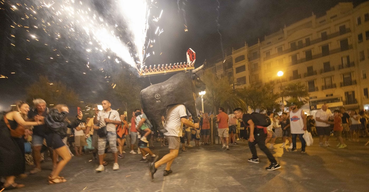 La fiesta que corre entre chispas