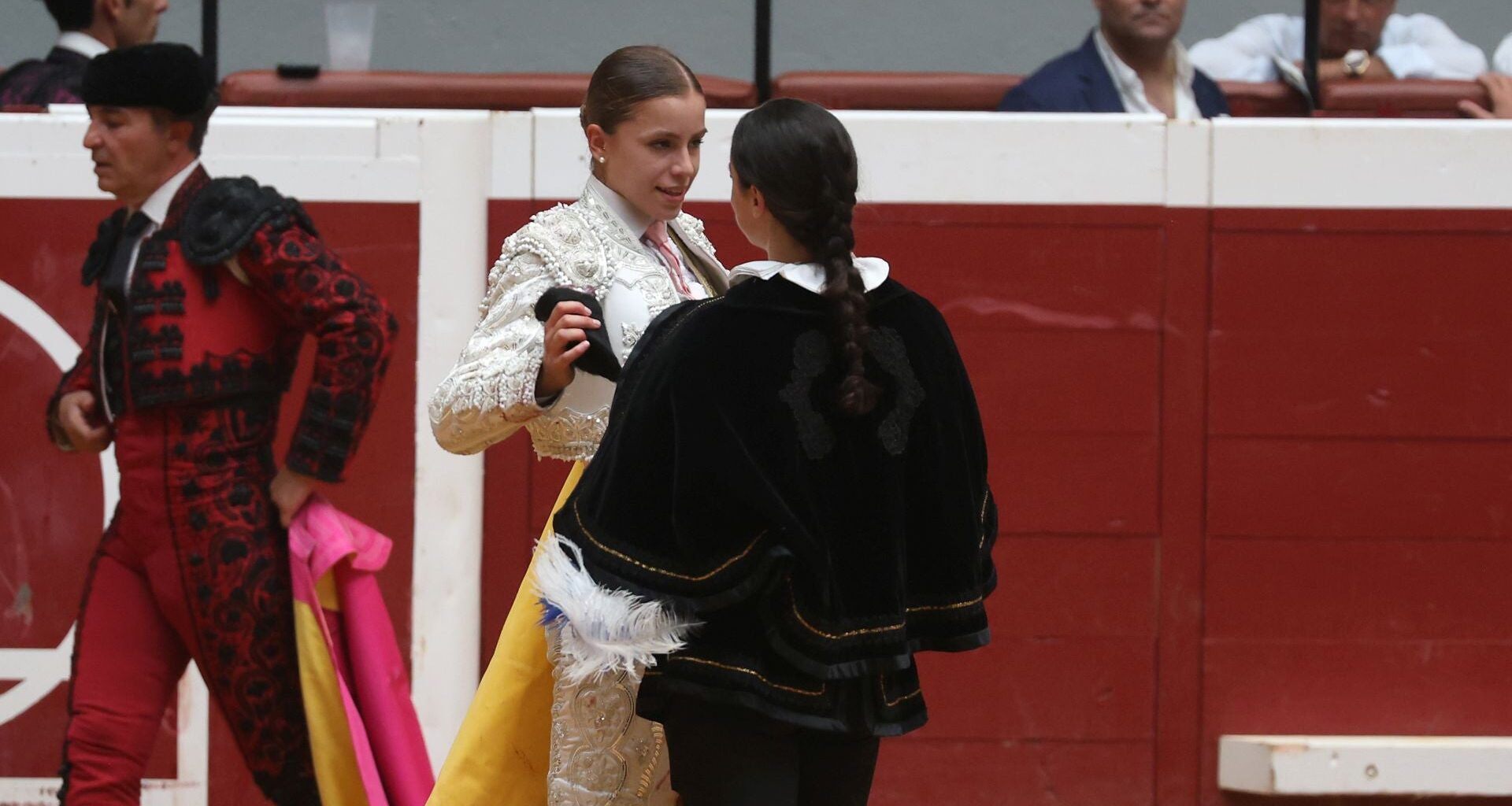 Y la muchacha de blanco y plata triunfó