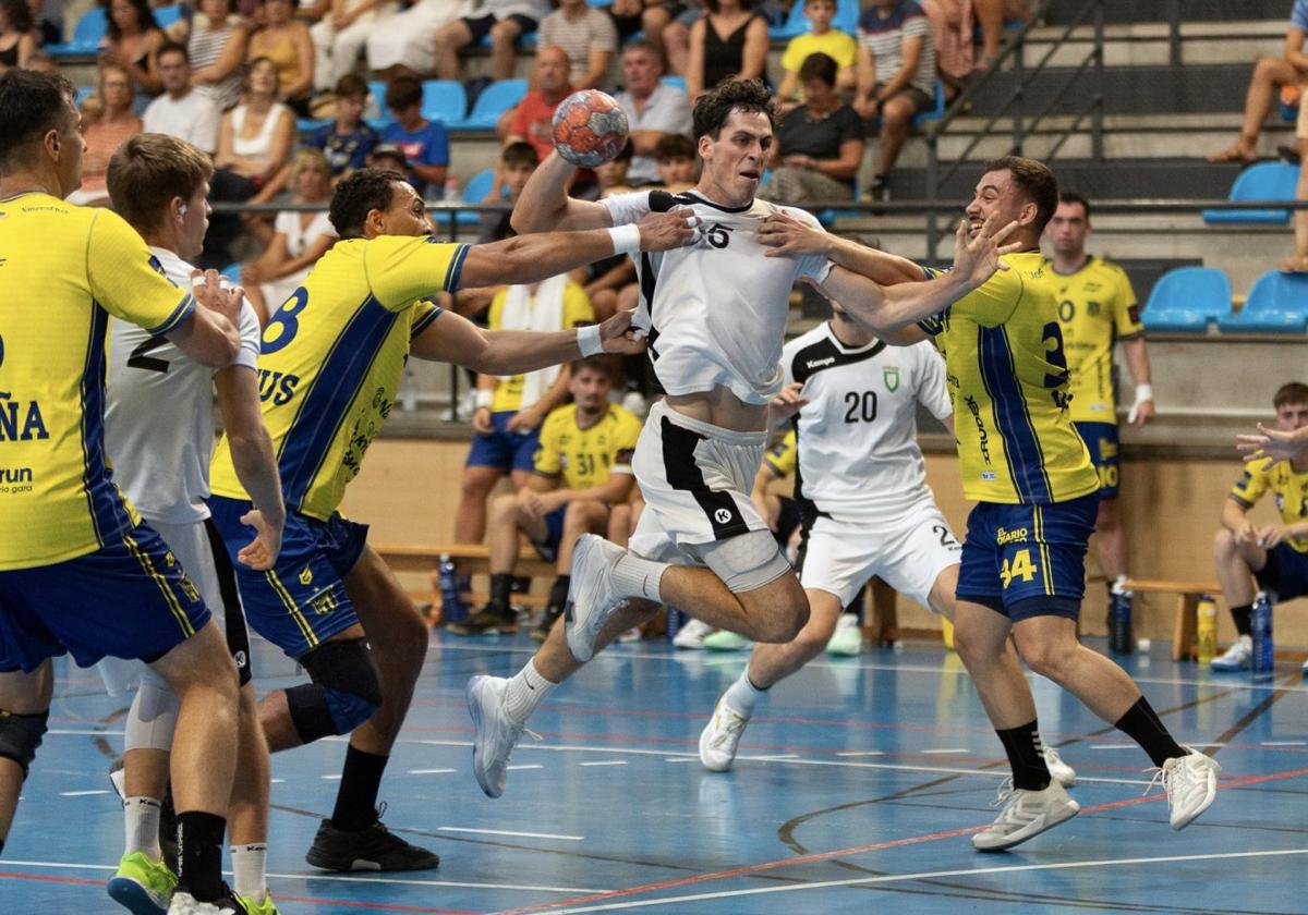 Cómoda victoria del Irudek Bidasoa en la primera cita ante sus aficionados