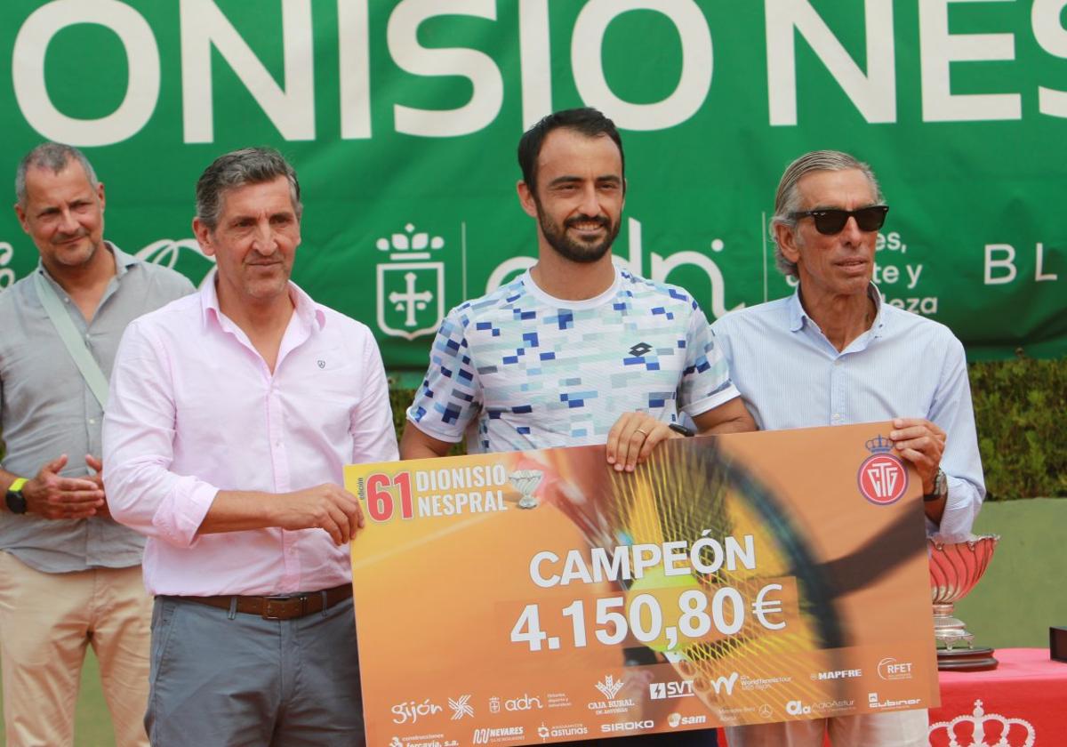 Giustino hace buenos los pronósticos y gana el torneo de tenis Dionisio Nespral