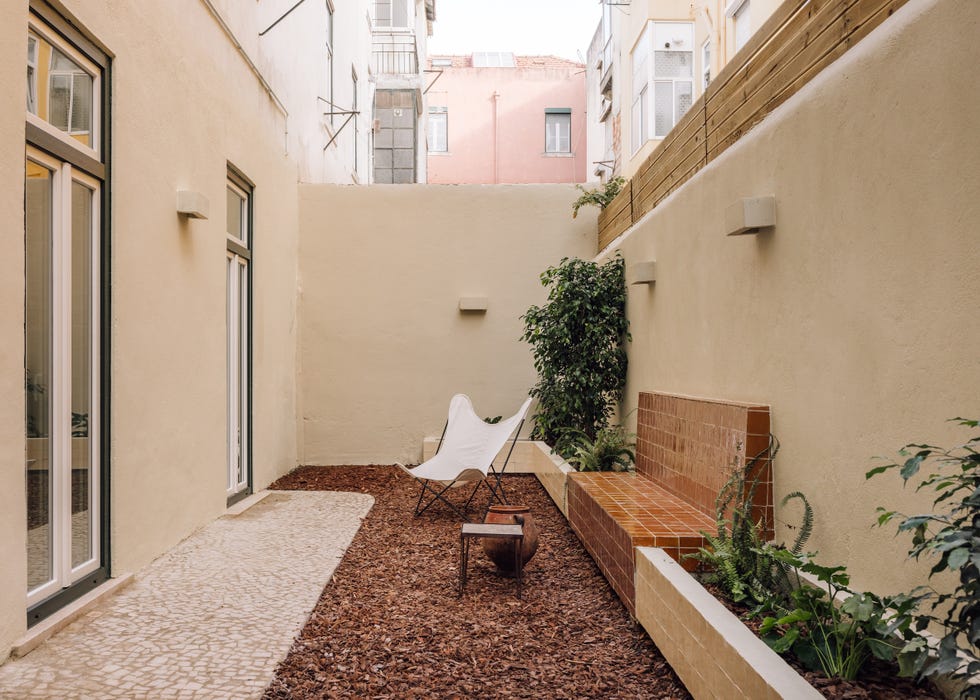 pareja hereda una casa de 1935 y se propone recuperar el jardin y la esencia original portuguesa del edificio