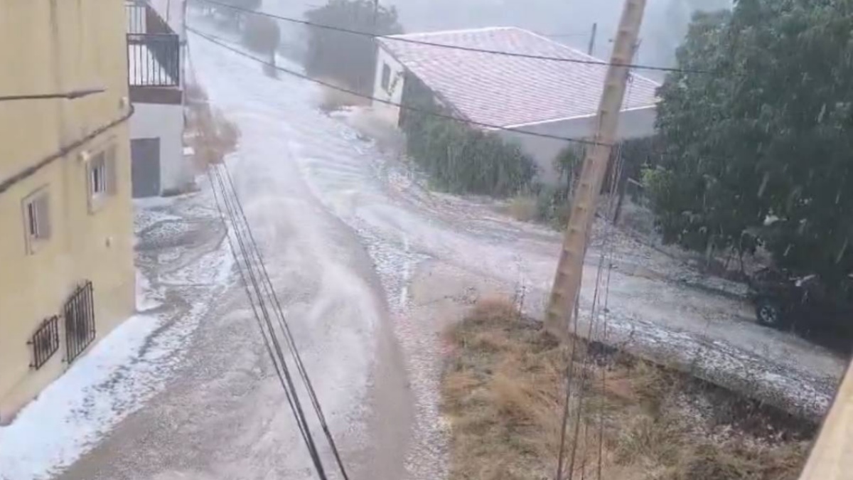 Ríos de granizo y fuertes tormentas en varios pueblos de Albacete; fotos y vídeos