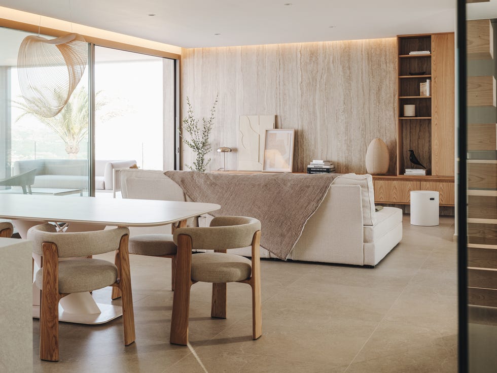 una segunda residencia para pareja holandesa, esta casa de vacaciones se llena de madera, se viste de colores neutros y tiene una piscina espectacular