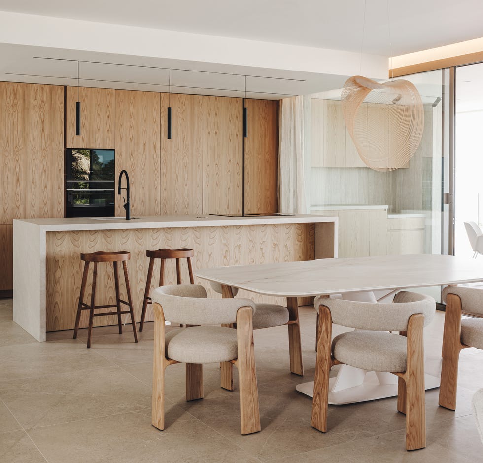 una segunda residencia para pareja holandesa, esta casa de vacaciones se llena de madera, se viste de colores neutros y tiene una piscina espectacular