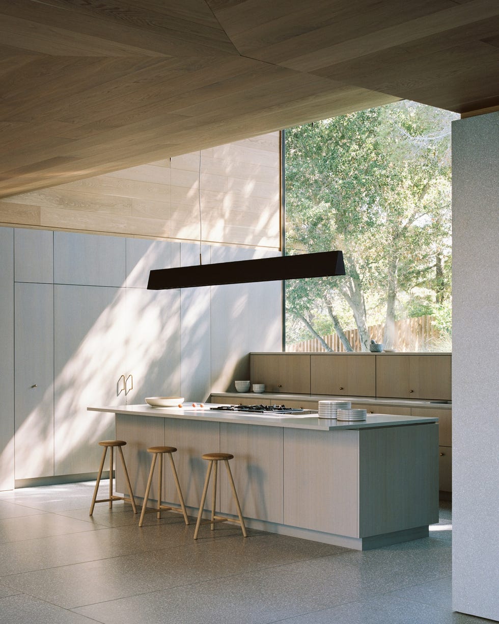 casa estilo espanol ahora planta en superficie, otra inferior enterrada en la montana, bano subterraneo y funciona como un instrumento