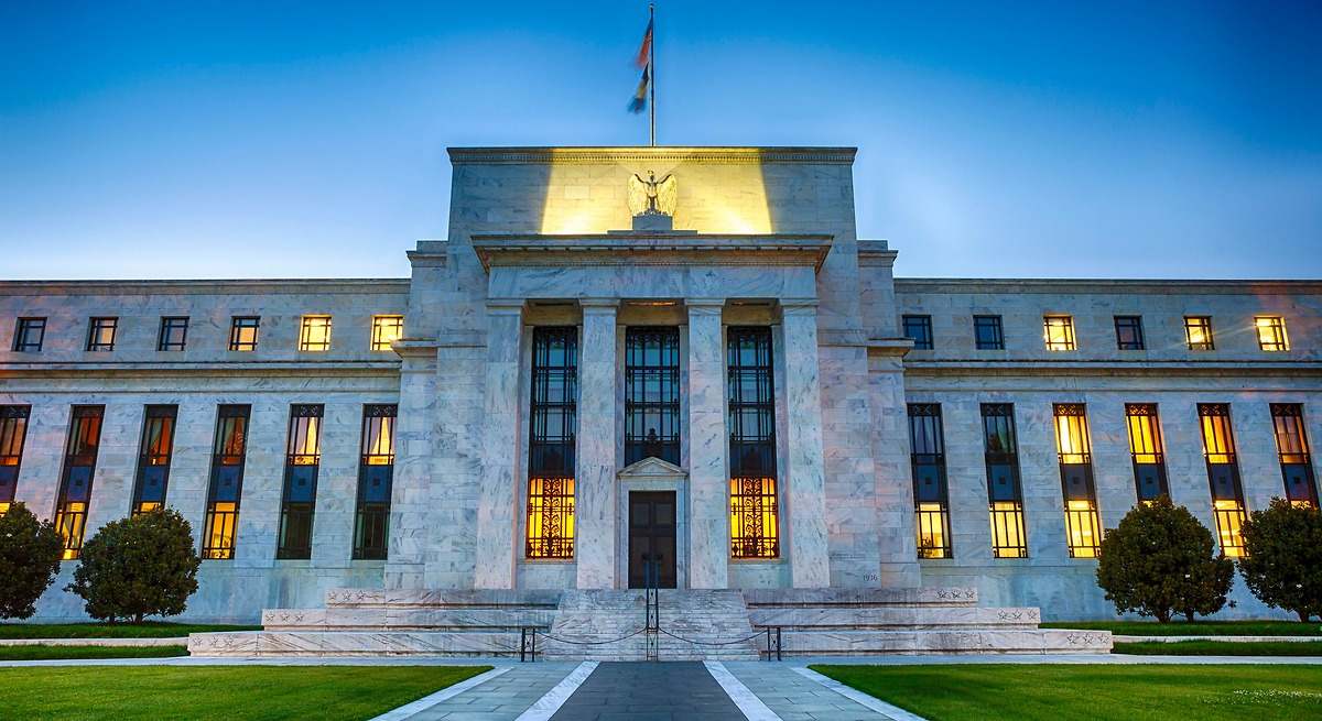 La Fed proyecta un ciclo tranquilo de recortes de tipos como el que disparó a la bolsa hace 30 años: ¿Se repetirá la historia?