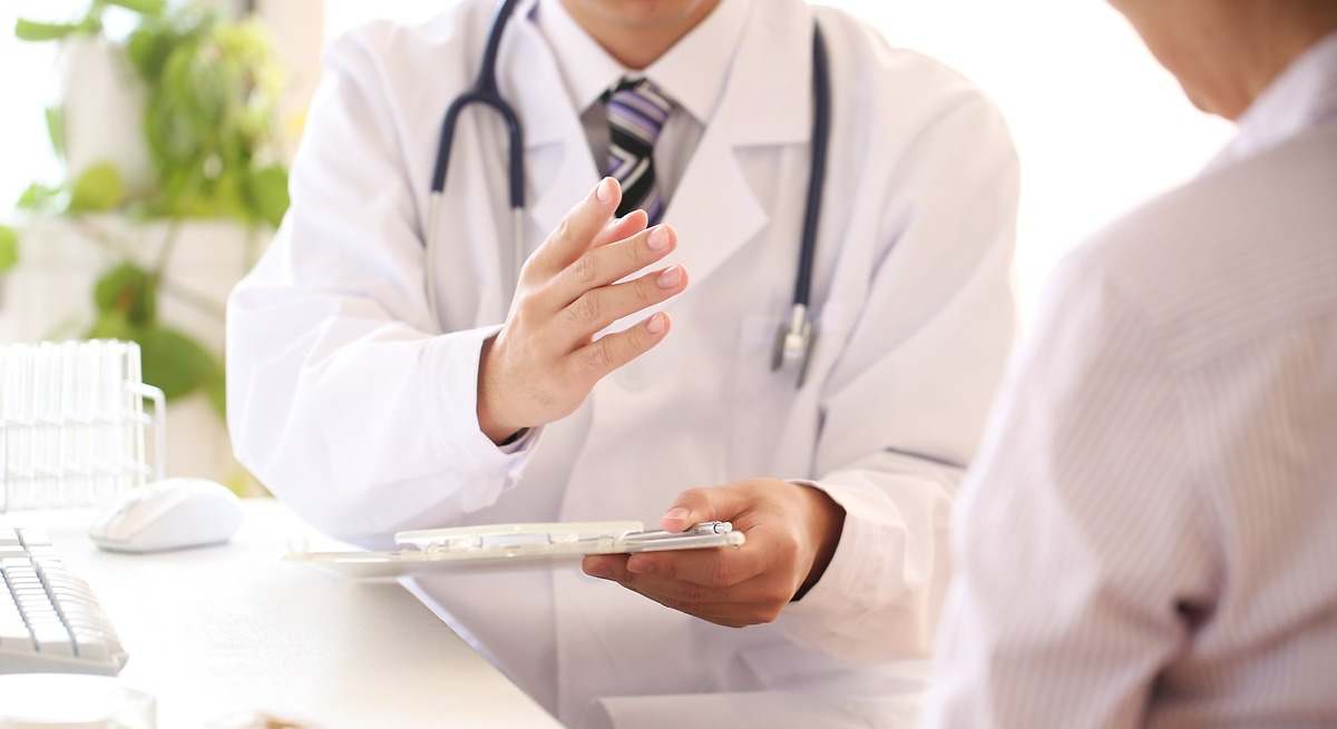 Un hombre de 40 años revela la primera señal de cáncer de esófago que los médicos descartaron