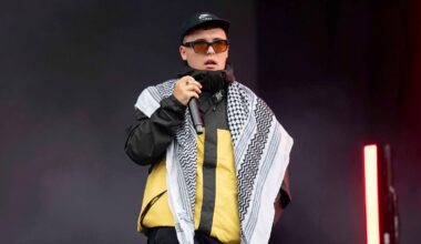 El rapero de Kneecap acusado de enaltecer el terrorismo comparece ante el tribunal en Londres