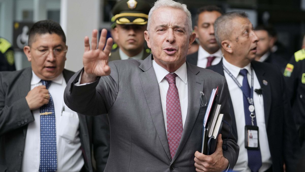 Ordenan la libertad del expresidente de Colombia Álvaro Uribe, acusado de soborno y manipulación