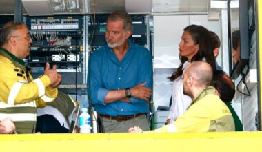 Felipe VI y Letizia visitan las áreas devastadas por los incendios forestales y a sus afectados