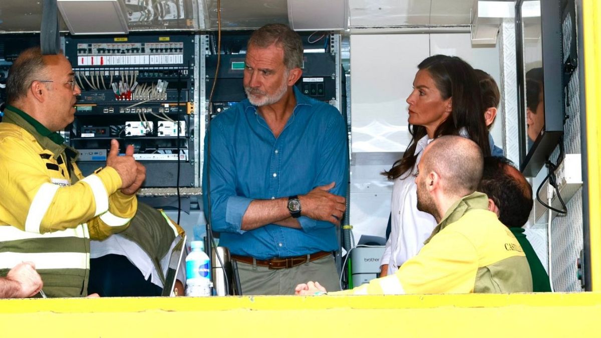 Felipe VI y Letizia visitan las áreas devastadas por los incendios forestales y a sus afectados