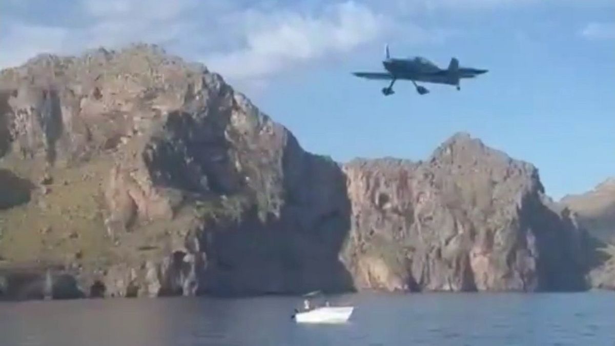Accidente de una avioneta acrobática en aguas de Mallorca: continúa la búsqueda de los 2 ocupantes