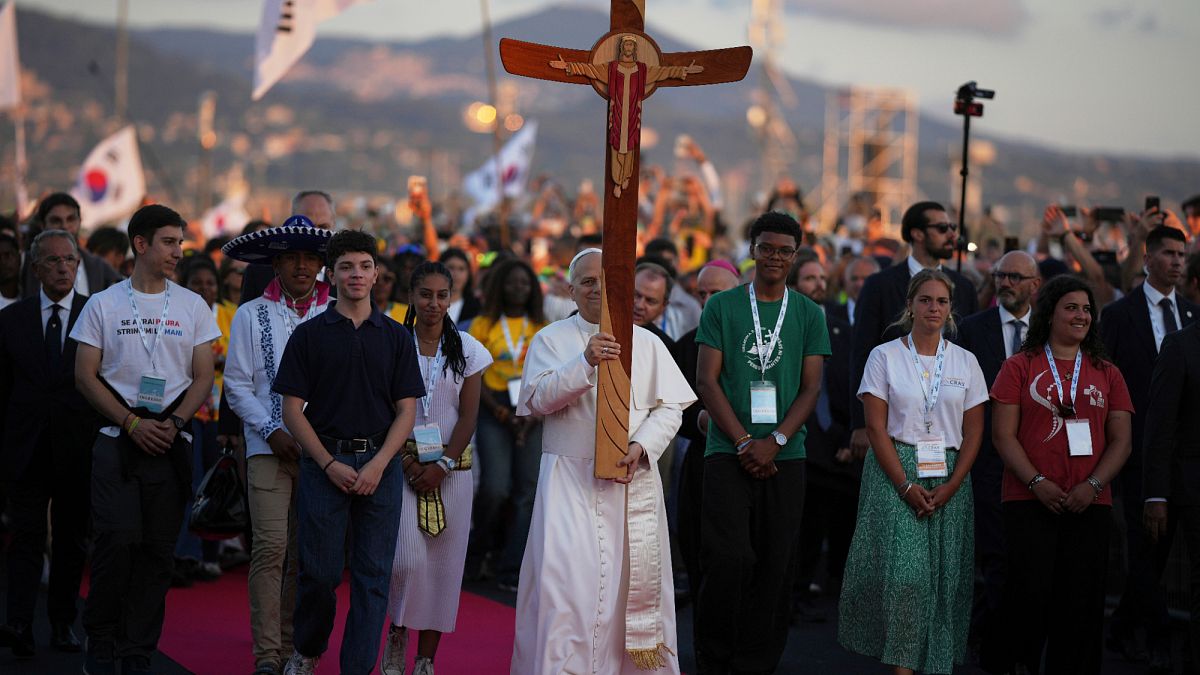 Cientos de miles de jóvenes católicos asisten a la vigilia del Papa León XIV en el festival juvenil del Año Santo
