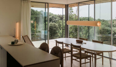Esta casa prefabricada en Segovia, integrada en el bosque, se inspira en las míticas Case Study californianas