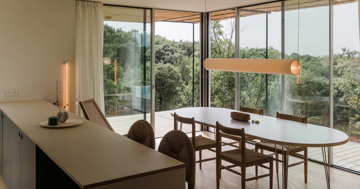 Esta casa prefabricada en Segovia, integrada en el bosque, se inspira en las míticas Case Study californianas