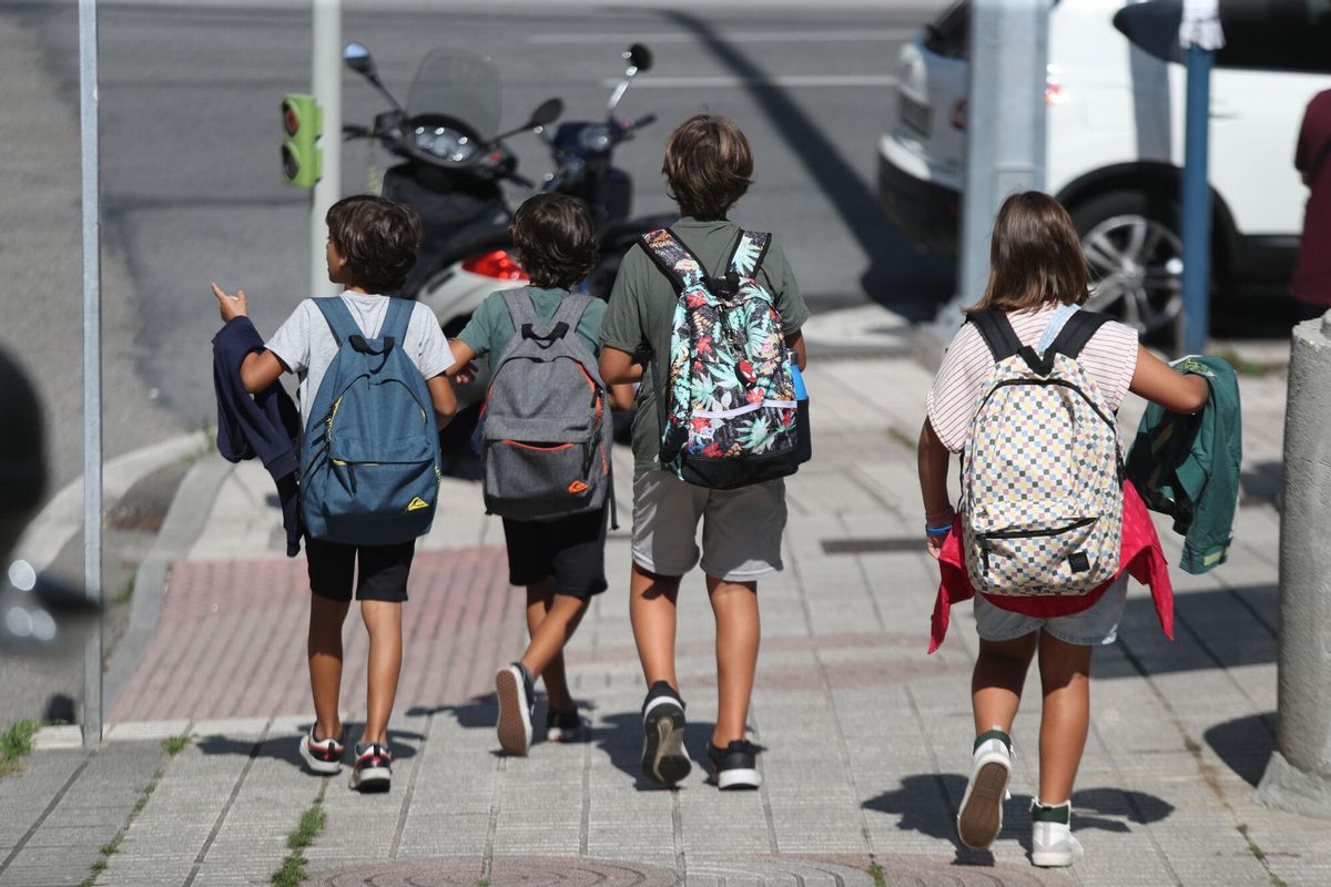 NIÑOS A LA SALIDA DEL COLEGIO CEIP GARCIA BARBON DE VIGO. VUELTA AL COLE. REGRESO A LAS AULAS. FOTO DE RECURSO. MOCHILAS. ESPALDAS