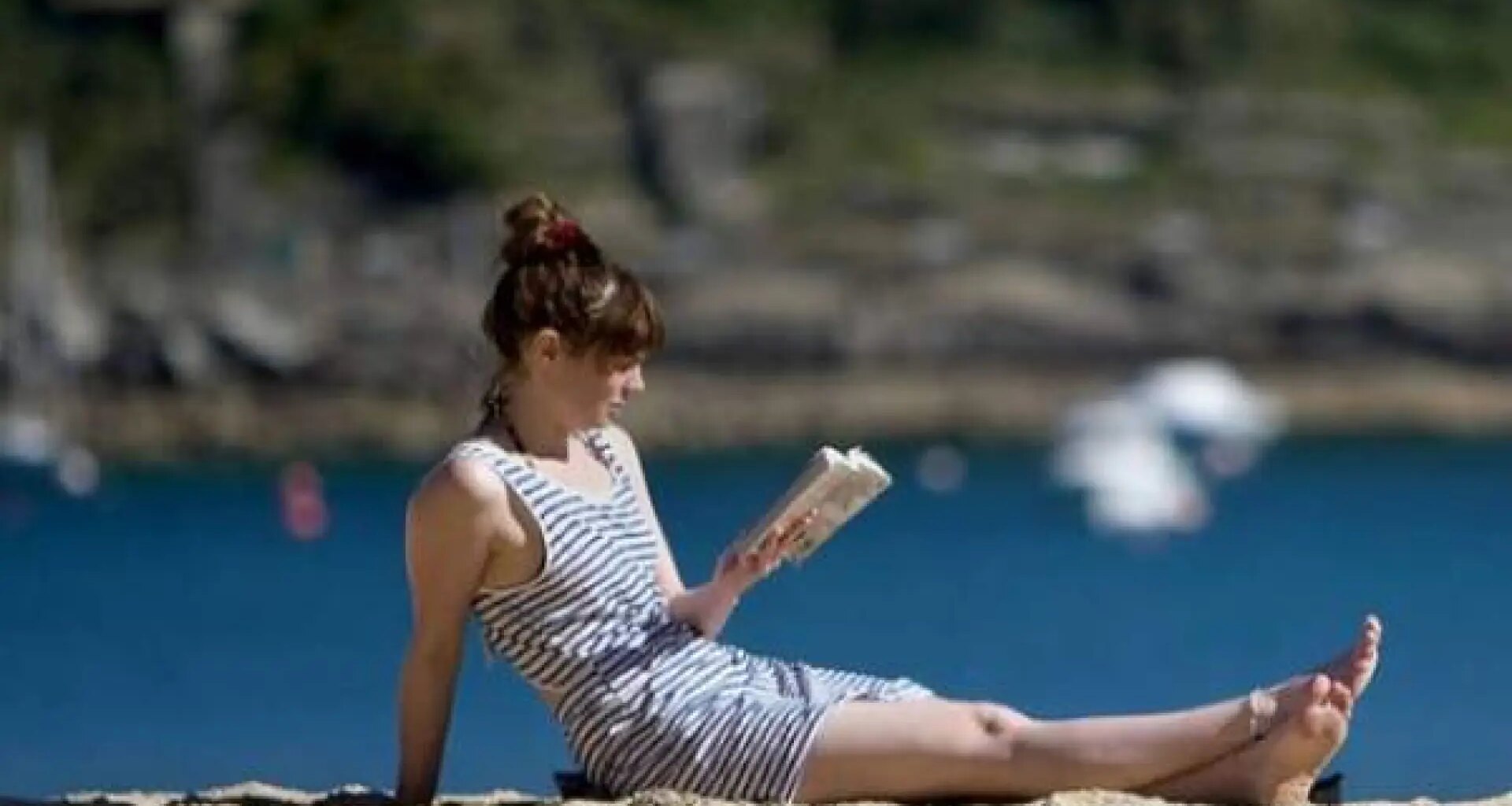 Con un libro en las manos