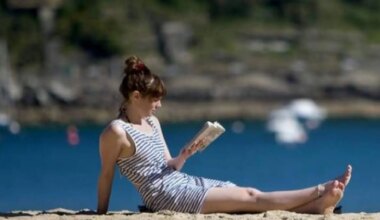 Con un libro en las manos