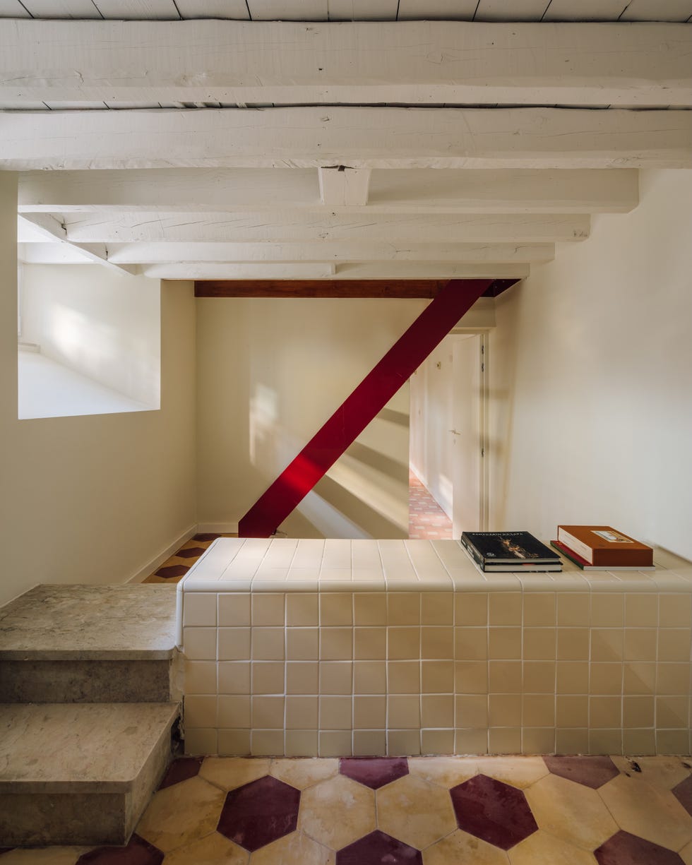 pareja hereda una casa de 1935 y se propone recuperar el jardin y la esencia original portuguesa del edificio