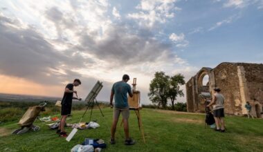 Alumnos pintando las ruinas del Monasterio de Santa María de la Sierra, en Collado Hermoso. / JOSÉ MANUEL COFRECES