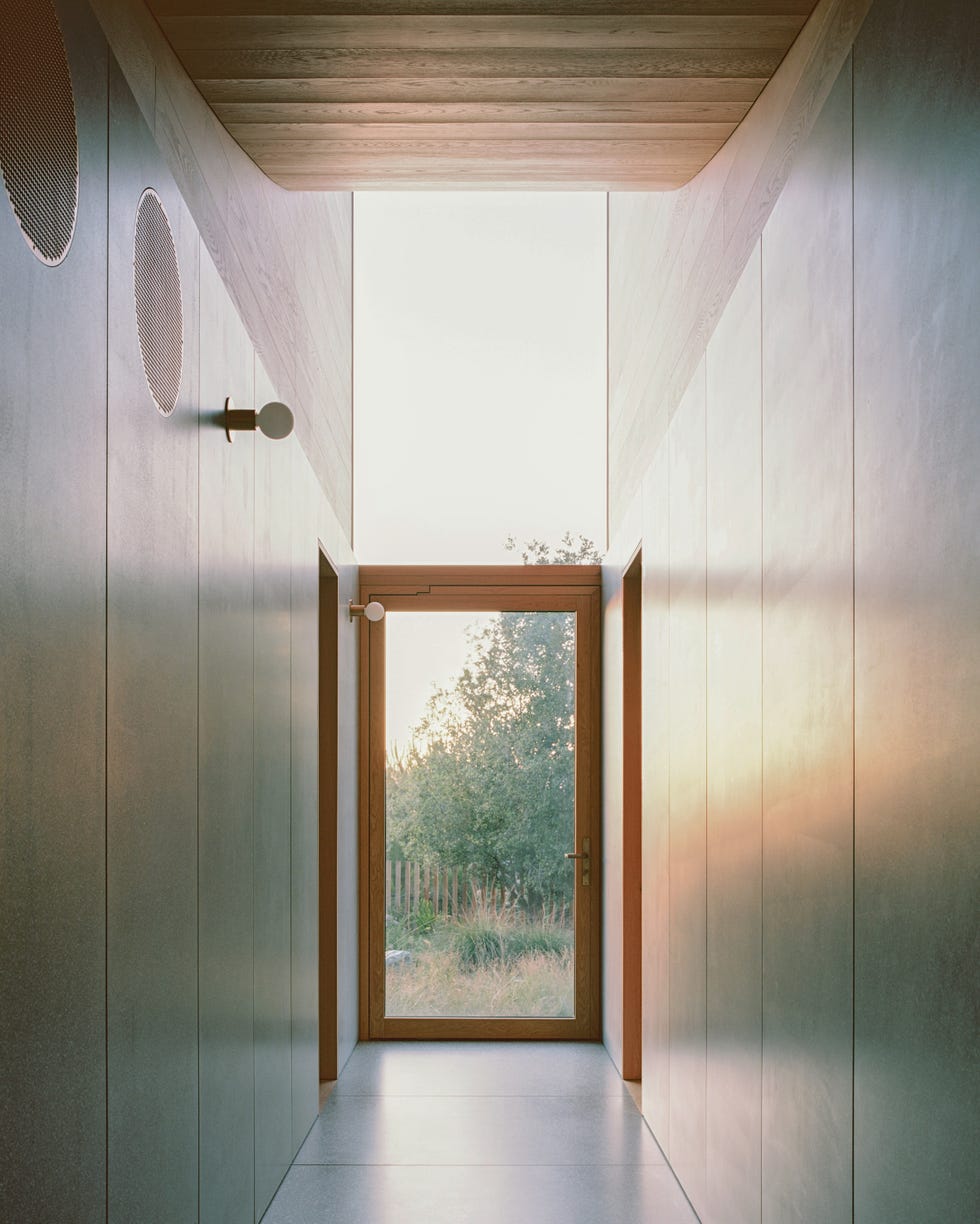 casa estilo espanol ahora planta en superficie, otra inferior enterrada en la montana, bano subterraneo y funciona como un instrumento