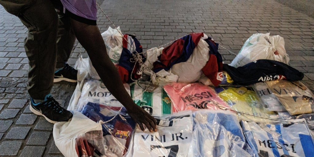 ¿Las camisetas de fútbol falsas están hundiendo a tu equipo? Así afectan a la economía de los equipos