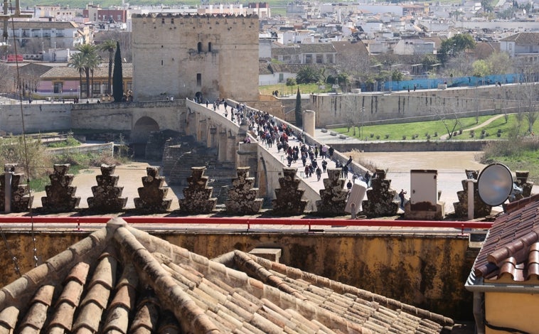 Imagen principal - Una de las claves de que fuera extinguido de forma rápida el incendio declarado este viernes 8 de agosto en una capilla del monumento y templo, que se extendió a su cubierta, está en su sistema contra incendios, anclado en la cubierta del recinto. A través de largos pasillos (en la imagen) de fácil acceso y tuberías (primera imagen) que conforman toda una red de suministro de agua con 24 tomas directas (arriba) puede actuarse con más agilidad. Todos los años hay un simulacro para poner al día y testar este sistema.