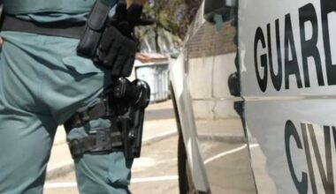 Hallan el cadáver de un hombre flotando en una playa de Cambrils que llevaba una mochila con piedras y un gato muerto