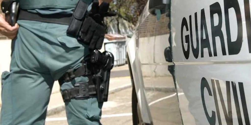 Hallan el cadáver de un hombre flotando en una playa de Cambrils que llevaba una mochila con piedras y un gato muerto