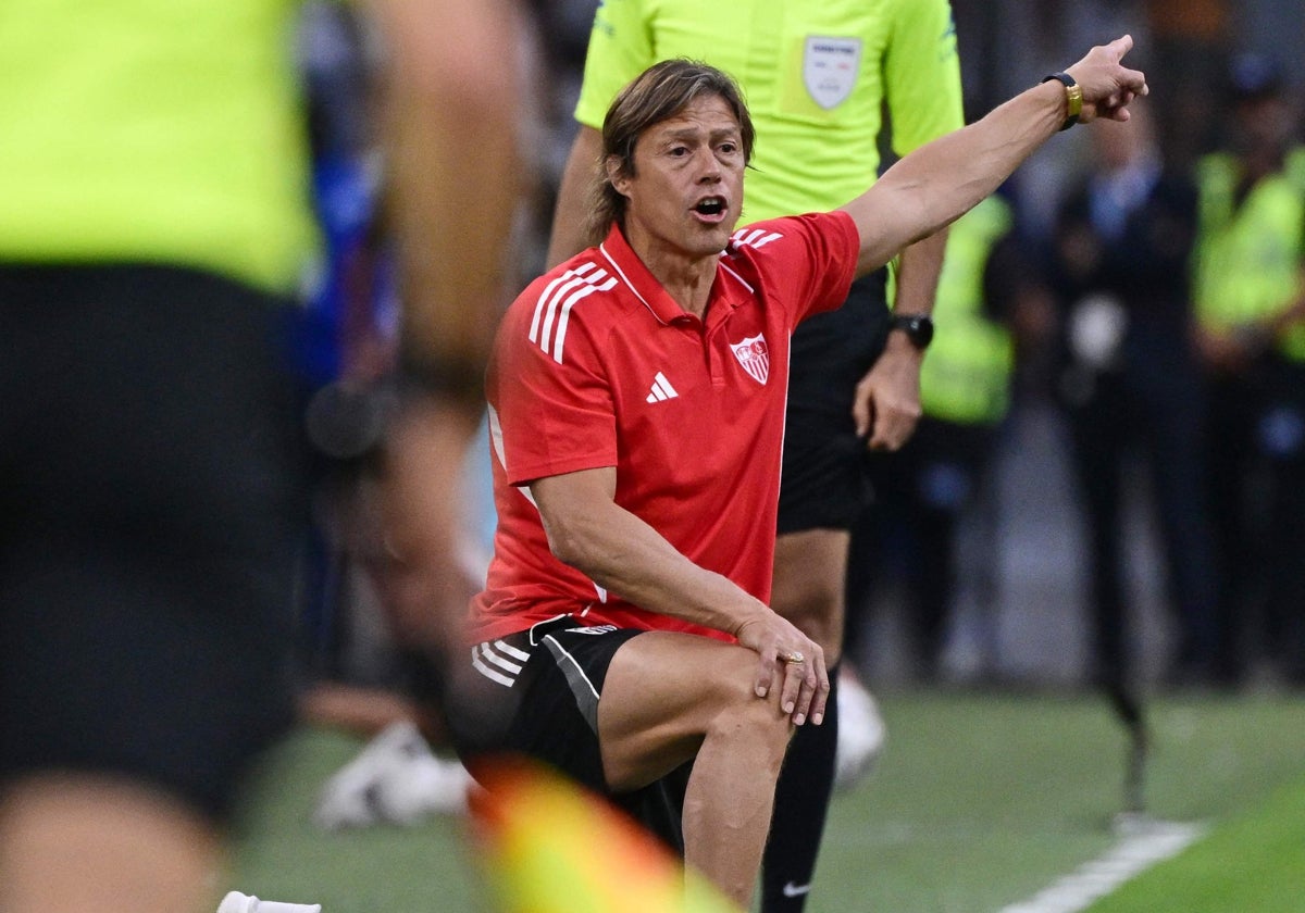 Matías Almeyda da instrucciones a los suyos durante el Olympique de Marsella - Sevilla FC
