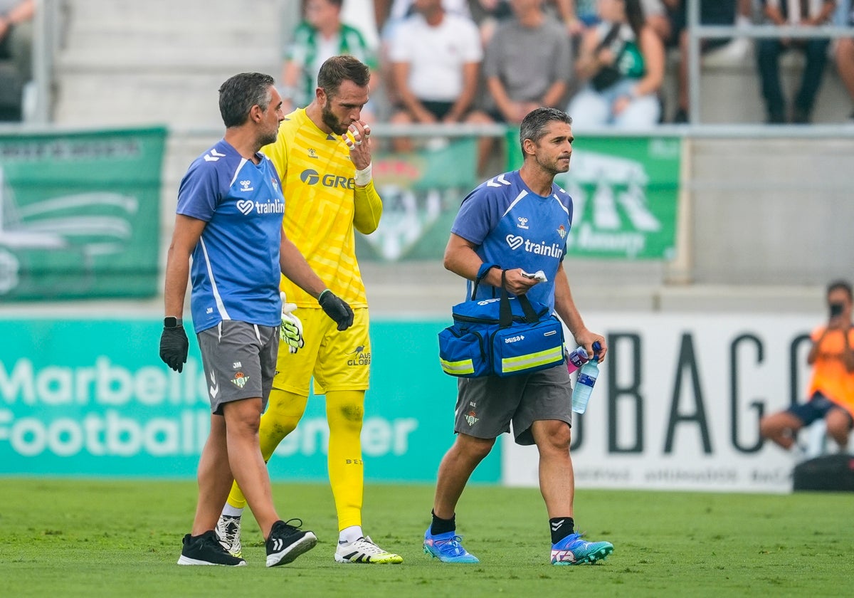Pau López, acompañado por los doctores, sale del terreno de juego